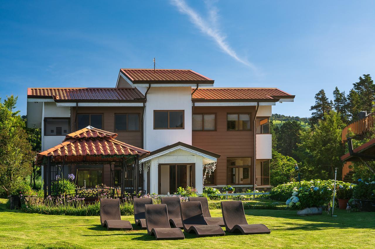 Altura Hotel Poasito Exterior photo