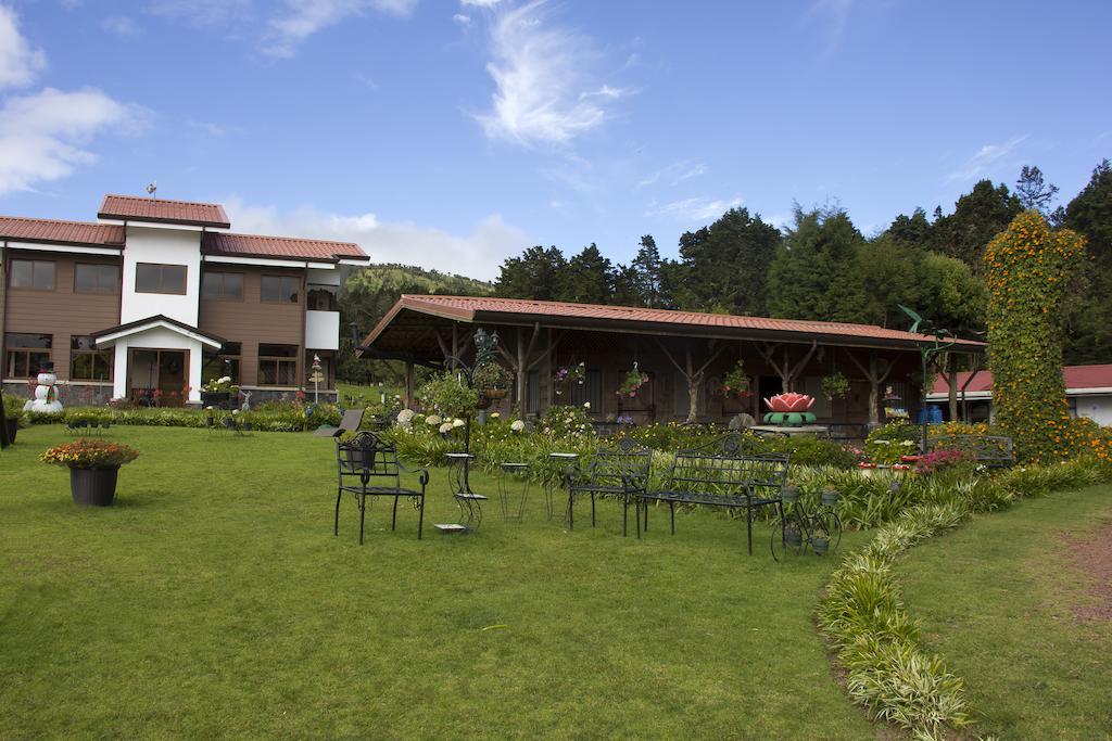 Altura Hotel Poasito Exterior photo